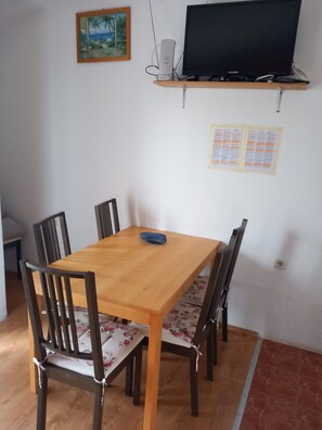 Standaard appartement, uitzicht op tuin | Dineren