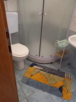 Departamento clásico, vista parcial al mar | Baño | Regadera, secadora de cabello, toallas 