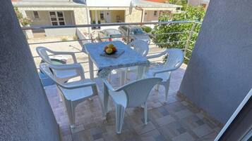 Apartamento estándar, vistas al jardín | Restaurante al aire libre