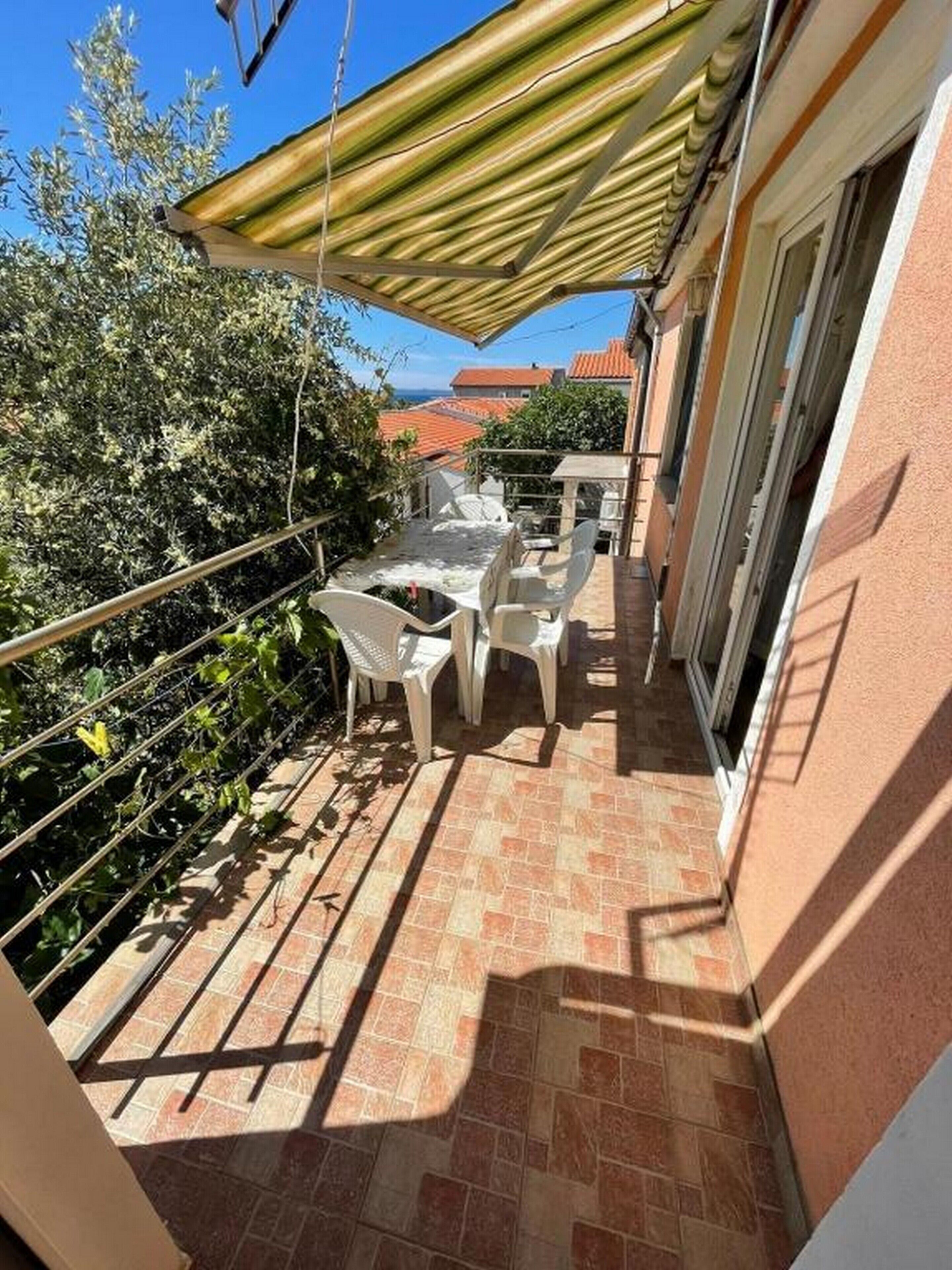 Apartamento clásico, vistas parciales al mar | Restaurante al aire libre