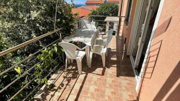 Apartamento clásico, vistas parciales al mar | Restaurante al aire libre