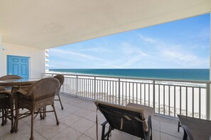 Outdoor dining - Admiral's Quarters 607 by Liquid Life (Orange Beach)