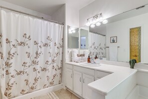 House (3 Bedrooms) | Interior - Family Desert Gem! 2 Mi to Chandler Fashion Center (Chandler)