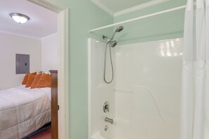 Apartment (0 Bedroom) | Interior - The WCU Hideout' Cozy Escape- 1 Mi to Campus (Sylva)