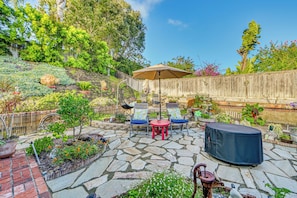A patio with stone flooring, a wooden fence, and a variety of potted plants. - 1 Mi to Beach! 'carlsbad Retreat' w/ Serene Garden (Carlsbad)