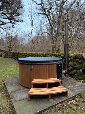 Outdoor spa tub - Forget Me Not - Craigengillan Estate (Dalmellington)