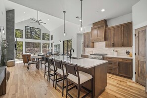 Fridge, microwave, oven, stovetop - Family Retreat with Access to Exclusive Golf (Sunriver)