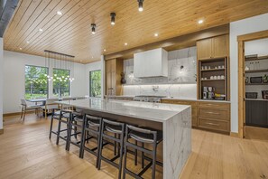 Coffee/tea maker, fridge, microwave, oven - Modern Mountain Luxury with Access to Exclusive Golf (Sunriver)