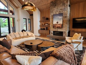 TV, fireplace - Modern Mountain Luxury with Access to Exclusive Golf (Sunriver)