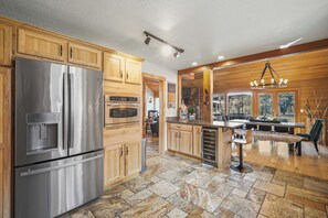 Fridge, microwave, oven, stovetop - Sunriver Hideaway with Access to The Cove (Sunriver)