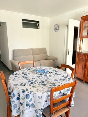 Dining - St Cyprien 5 P BEACH and PORT 5 minutes walk AIR CONDITIONING (Saint-Cyprien)