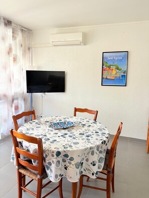Dining - St Cyprien 5 P BEACH and PORT 5 minutes walk AIR CONDITIONING (Saint-Cyprien)