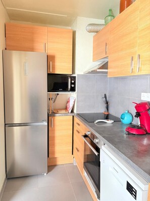 Fridge, microwave, oven, coffee/tea maker - St Cyprien 5 P BEACH and PORT 5 minutes walk AIR CONDITIONING (Saint-Cyprien)