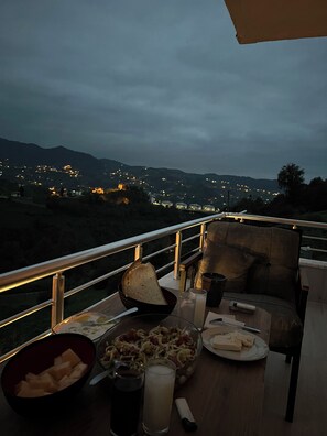 Outdoor dining - A stunning villa to find peace with loved ones in Trabzon’s unique landscapes. (Trabzon)