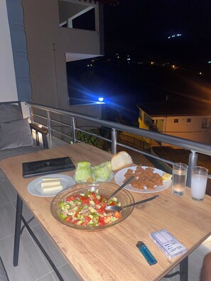 Outdoor dining - A stunning villa to find peace with loved ones in Trabzon’s unique landscapes. (Trabzon)