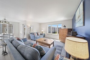 Smart TV, fireplace, DVD player, stereo - 421 - Sand-tastic Adventures Await - Oceanview (Westport)