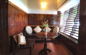 Dining - Alaya Stays by ELIVAAS Vembanad House  (Alappuzha)