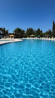 Una piscina al aire libre de temporada