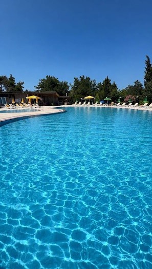 Una piscina al aire libre de temporada