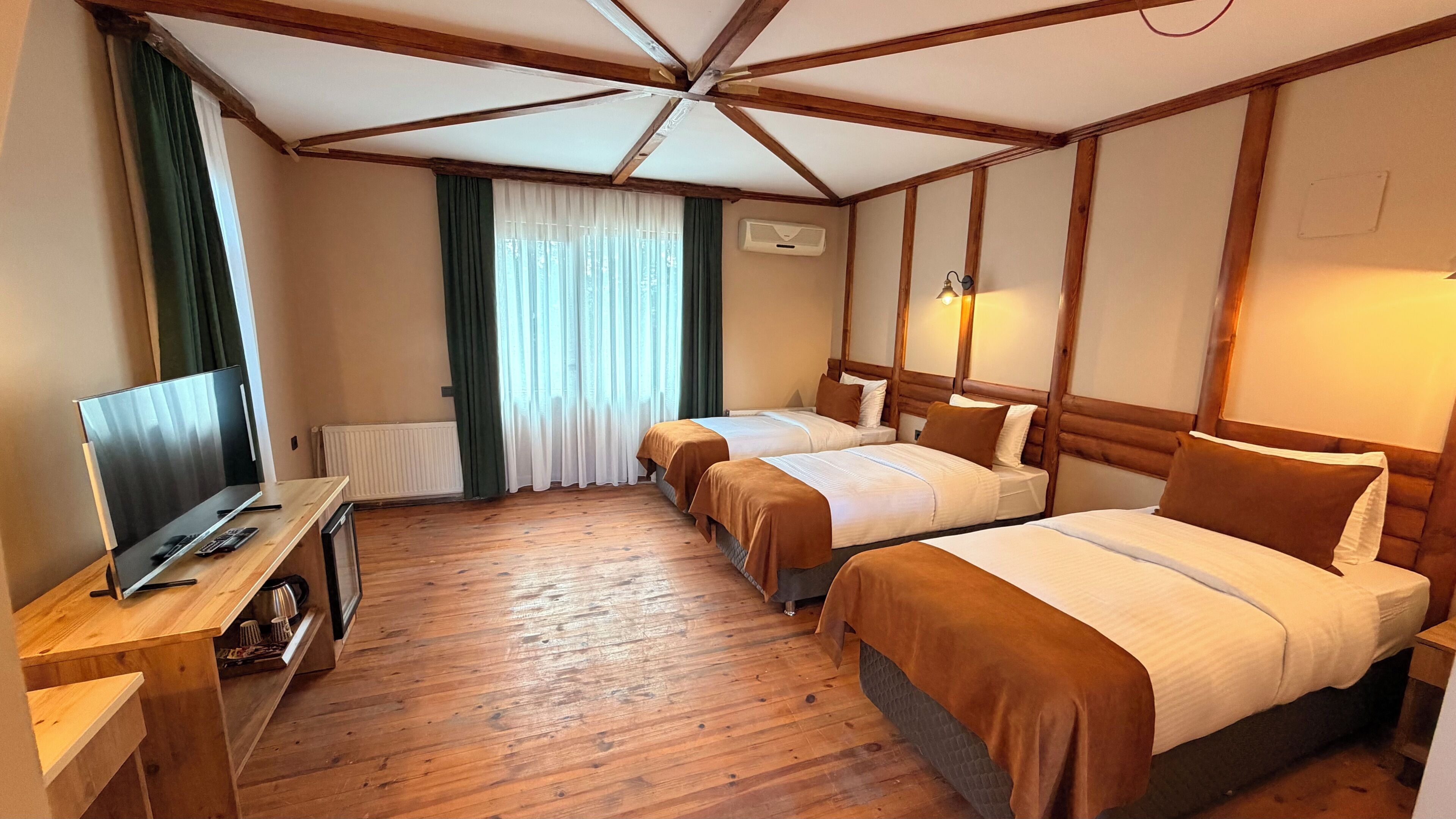 Standard-Dreibettzimmer | Schreibtisch, kostenloses WLAN, Bettwäsche