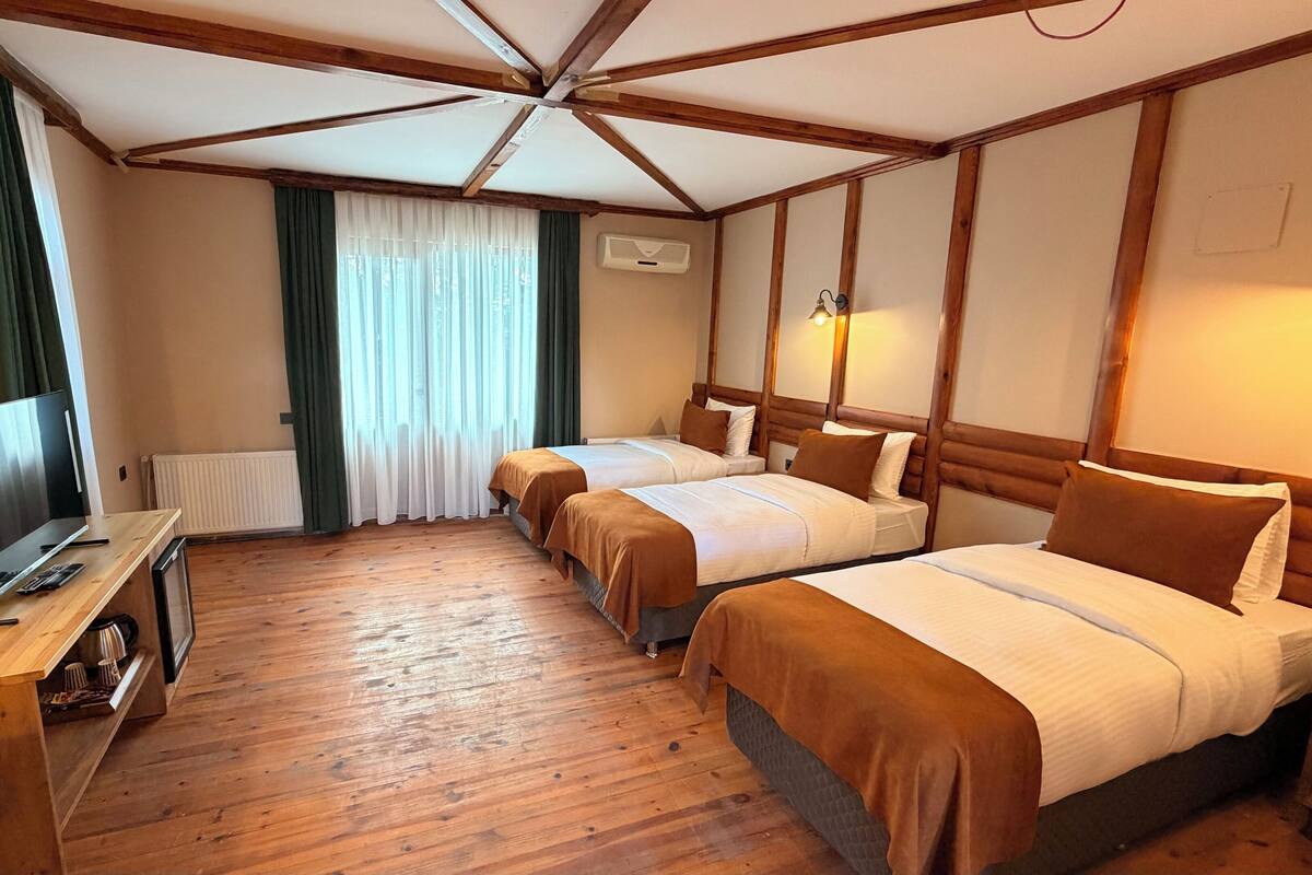 Escritorio, wifi gratis y ropa de cama 