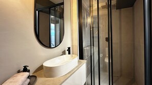 Hair dryer, towels, soap, toilet paper - Modern Hideaway with Jacuzzi & Fireplace (Cape Town)