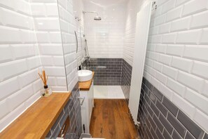 Shower, hair dryer, towels, shampoo - Stylish West End 1-Bed | Prime Location (Edinburgh)