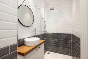 Shower, hair dryer, towels, shampoo - Stylish West End 1-Bed | Prime Location (Edinburgh)