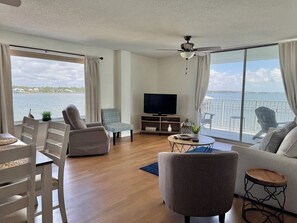 Living area - 3 bedroom 2 bath lagoon front condominium Gulf Shores (Gulf Shores)