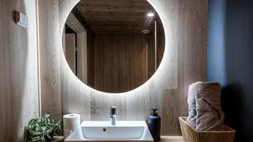 Superior Chalet, Lake View | Bathroom