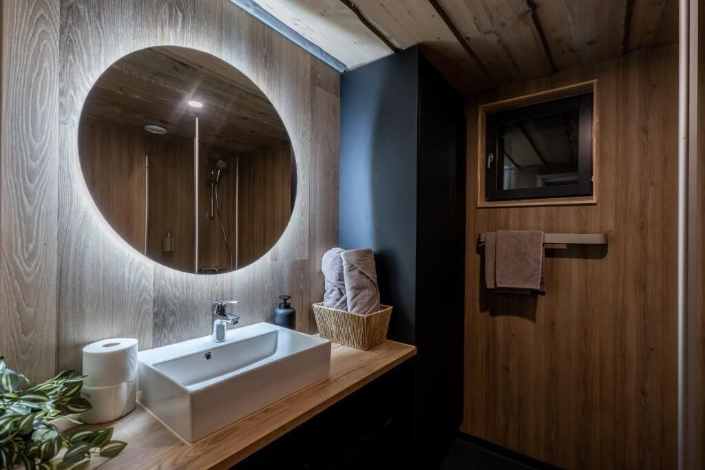 Superior Chalet, Lake View | Bathroom