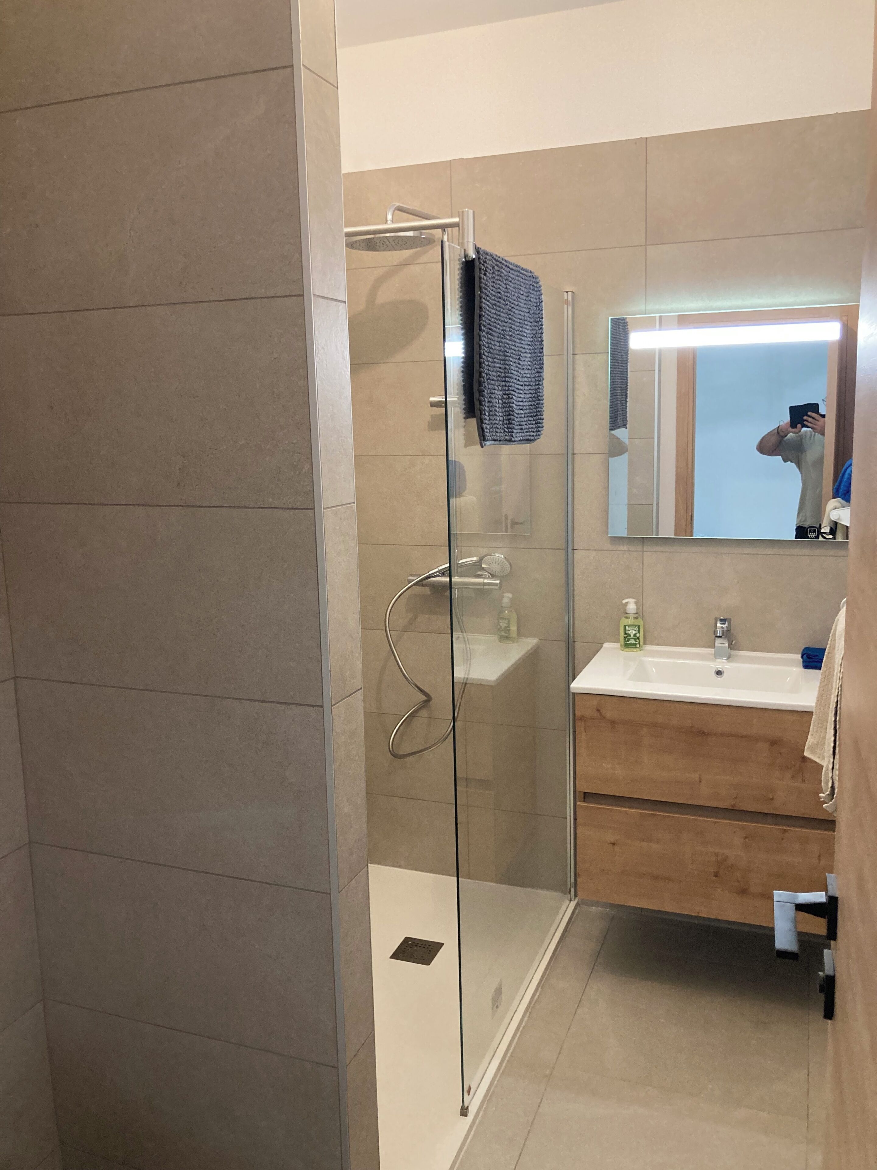 Een douche, een haardroger, handdoeken, zeep