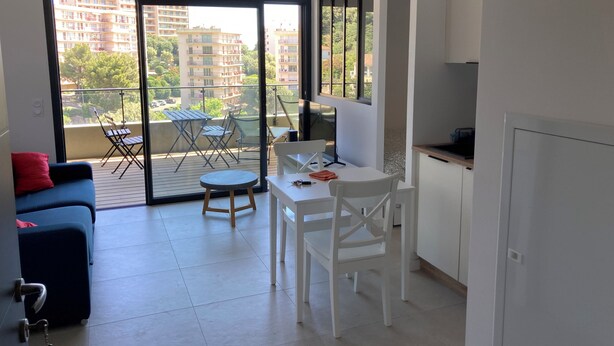 A modern apartment with a balcony, a dining area, and a kitchenette. - Superb studio with sea view of downtown Bastia  (Bastia)