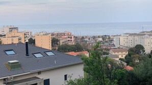 A residential area with buildings, a view of the sea, and a clear sky. - Superb studio with sea view of downtown Bastia  (Bastia)