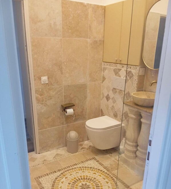 Bathroom - Vrbo Property (Berry-Bouy)