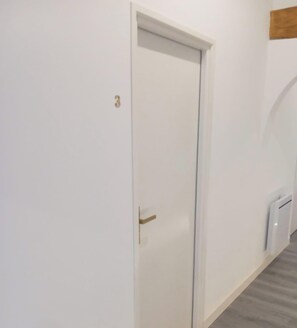 Interior - La Colonie-Calm and Authenticity -18 people (Berry-Bouy)