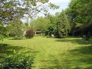 Property grounds - Quaint 8-bedroom house in Villepinte perfect for group stays (Villepinte)