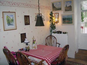 Dining - Quaint 8-bedroom house in Villepinte perfect for group stays (Villepinte)