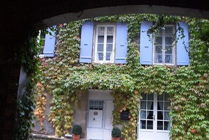 Exterior detail - Quaint 8-bedroom house in Villepinte perfect for group stays (Villepinte)
