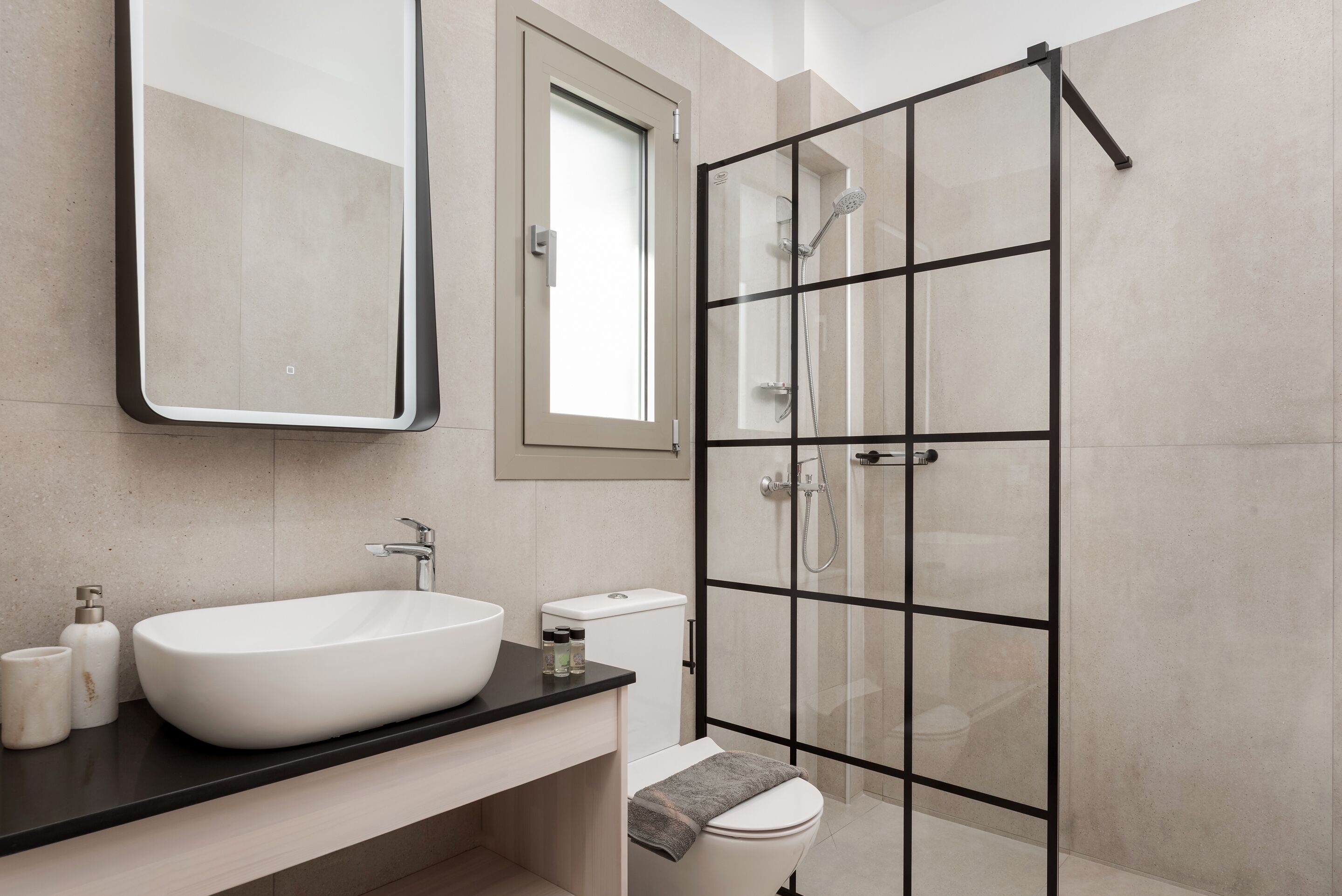 Deluxe Suite | Bathroom | Shower, rainfall showerhead, eco-friendly toiletries, hair dryer