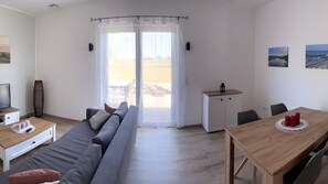 TV - Apartment for 4 Guests, 55 m², Shared Terrace, Garden, and Wi-Fi (Groß Polzin)