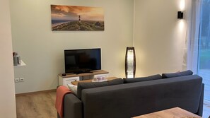 TV - Apartment for 4 Guests, 55 m², Shared Terrace, Garden, and Wi-Fi (Groß Polzin)