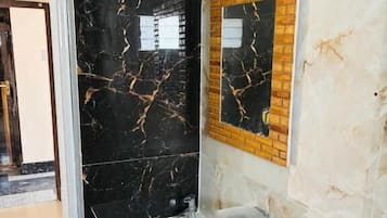 Basic Room | Bathroom