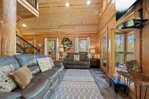 TV, books - Mountain Wolf’s Cabin: Family Fun Near Downtown (Gatlinburg)