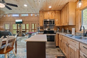 Fridge, microwave, oven, stovetop - Mountain Wolf’s Cabin: Family Fun Near Downtown (Gatlinburg)