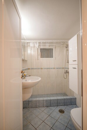 Sèche-cheveux, serviettes fournies, savon, papier toilette
