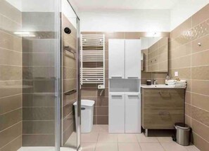 Bathroom - Q&R Renting - Suites Design Luxueuses  (Nice)