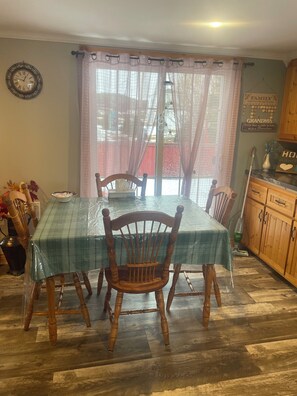 Dining - Cozy with view of the ocean ! (Grand Bank)