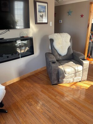 Living area - Cozy with view of the ocean ! (Grand Bank)