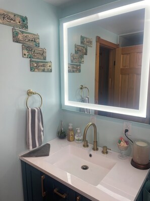 Bathroom - Cozy with view of the ocean ! (Grand Bank)